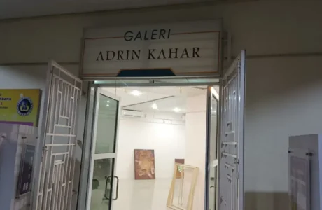 Pameran ini menghadirkan dialog antara hulu dan hilir seni rupa, merespons Pameran Seni Rupa “Hulu” yang diinisiasi UPTD Taman Budaya Provinsi Sumatera Barat.