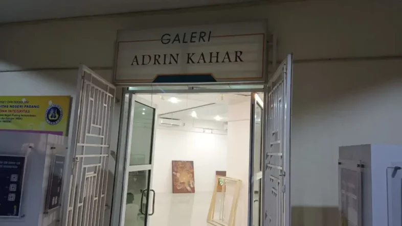 Pameran ini menghadirkan dialog antara hulu dan hilir seni rupa, merespons Pameran Seni Rupa “Hulu” yang diinisiasi UPTD Taman Budaya Provinsi Sumatera Barat.