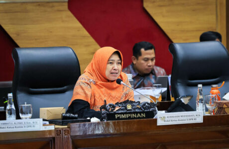 Wakil Ketua Komisi X DPR RI, Kurniasih Mufidayati, dalam rapat bersama Menteri Kebudayaan Fadli Zon di Ruang Rapat Komisi X, Selasa (19/5/2026). Foto : Mentari/Alma